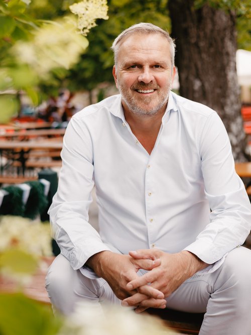 a photograph by Sandra Steh.