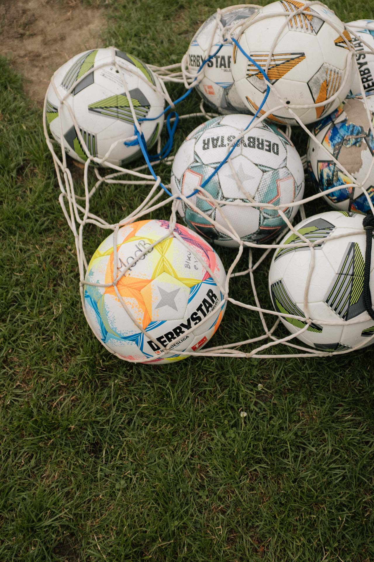 Mädchen an den Ball